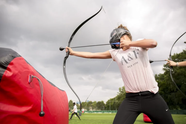 Archery Tag als teamuitje op het strand voor teambuilding